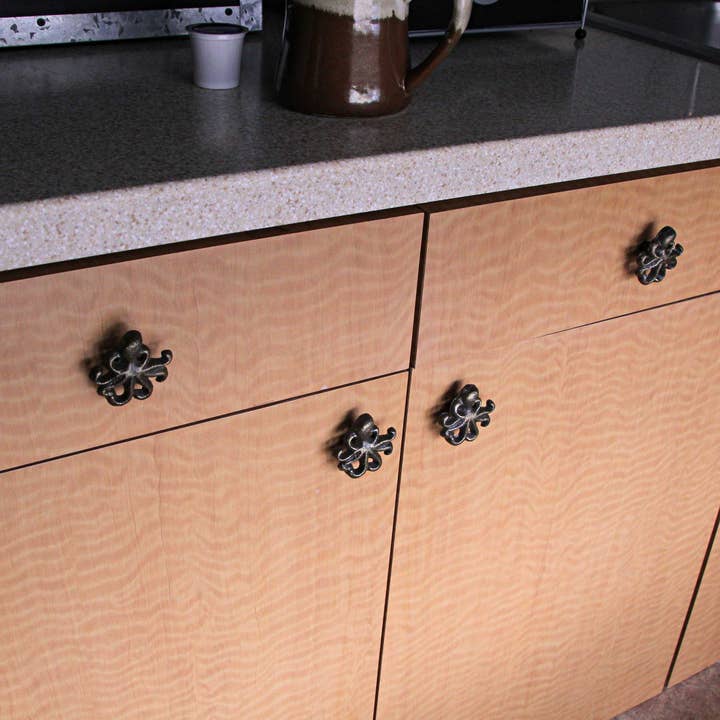 Zeckos - Wholesale Knob/Pull - Rustic Bronze Cast Iron Octopus Drawer Pulls Set of 64