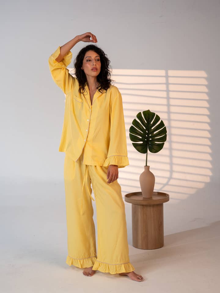 Pyjama Daynaps jaune doux pour la vente par Carolina Benoit