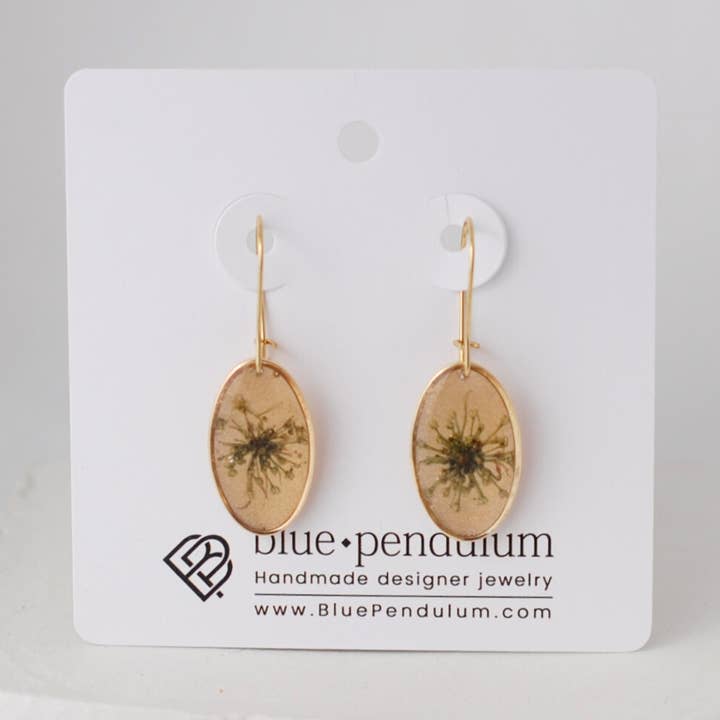 Ovale Hängeohrringe mit gepressten Blumen für den Großhandel von Blue Pendulum