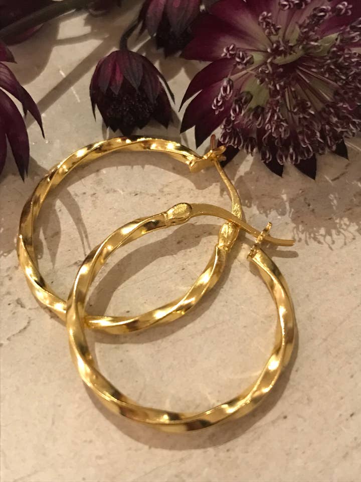 Boucles d’oreilles créoles « Twist » plaquées or pour la vente par Vivaz - Fine Jewellery