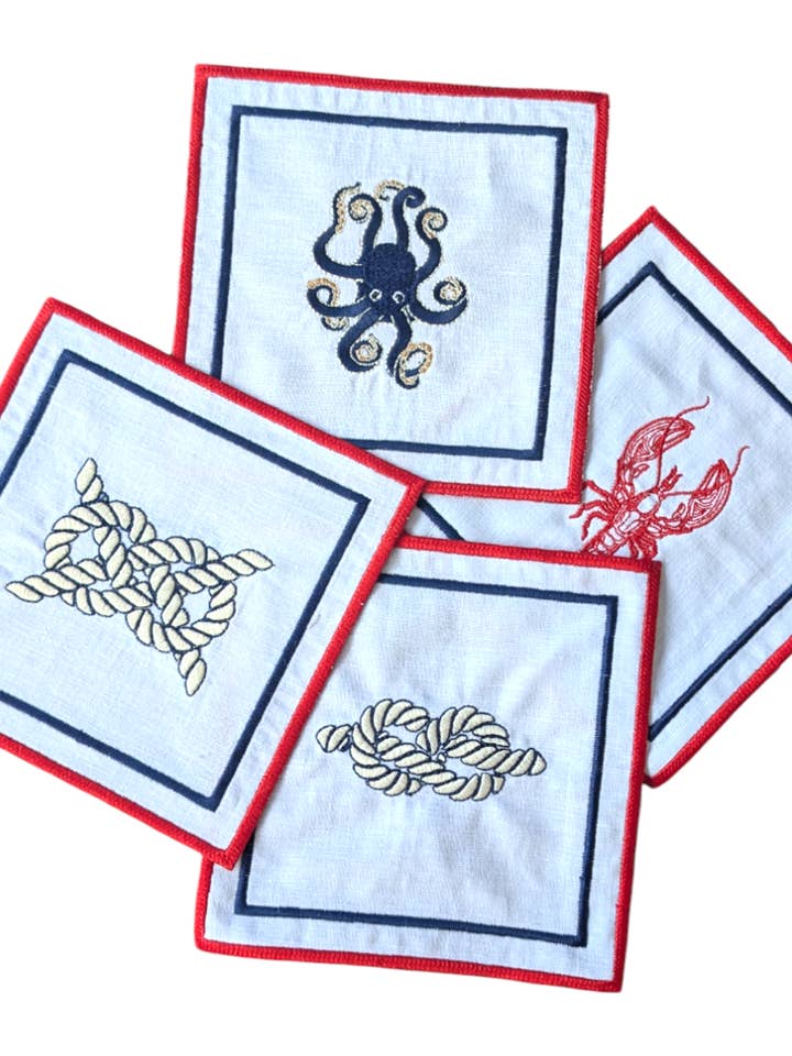 Ensemble de 4 serviettes à cocktail brodées avec des icônes nautiques pour la vente par ARIANDI