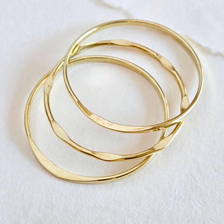 Ensemble de bracelets en laiton faits à la main avec bord plat pour la vente par Bisjoux