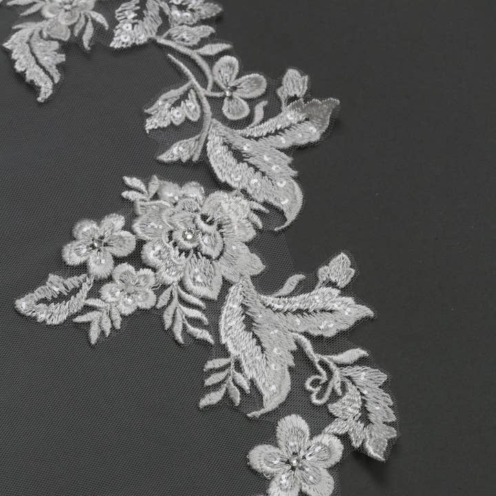 Farinosa Bridal – Großhandel Schleier – Damen – FS6221-AC Florales besticktes Spitzen-Brautkleid Engelschnitt 108"6