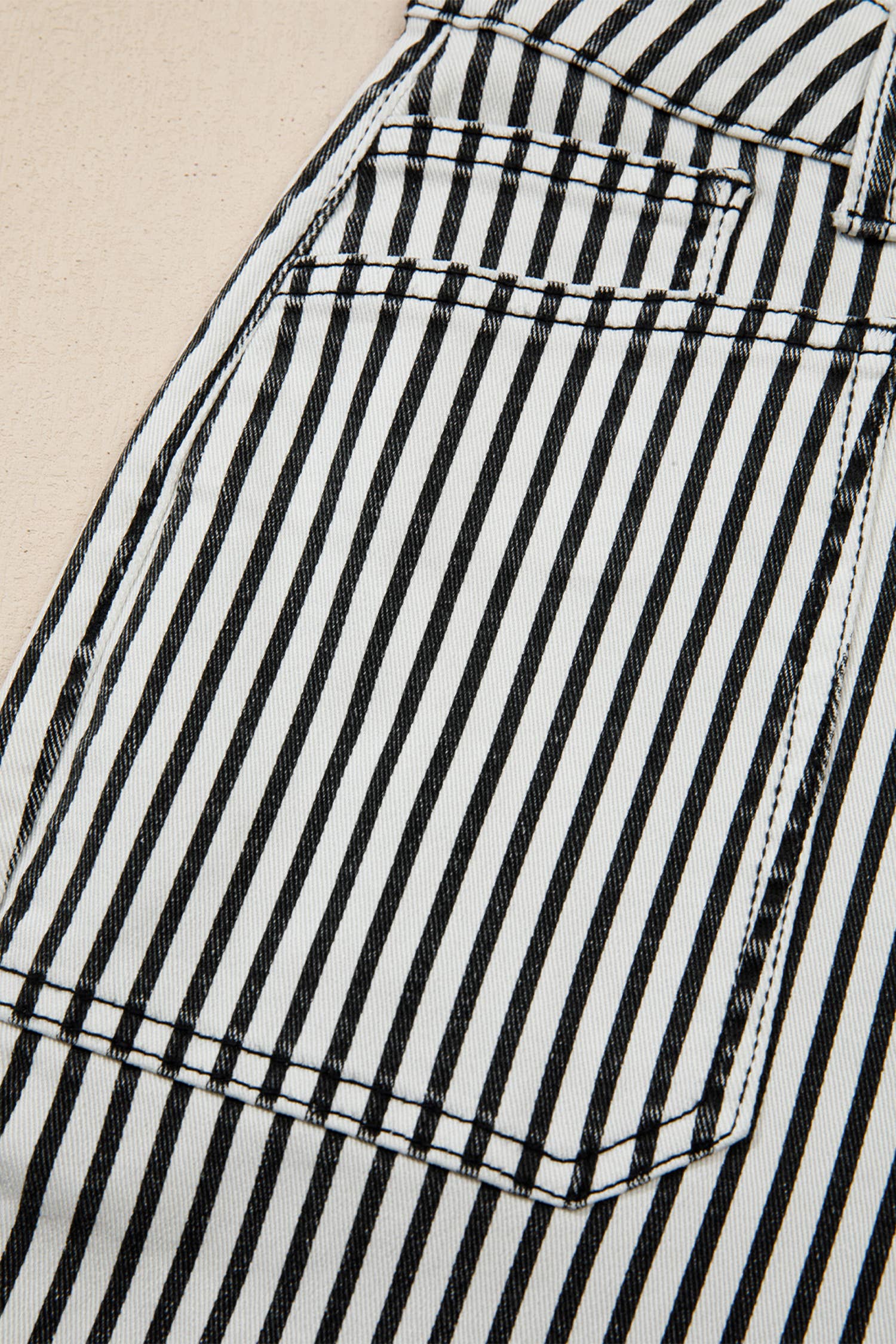 Rayures Noires Jean en denim à taille haute avec poche plaquée et coupe droite en vente sur Faire3