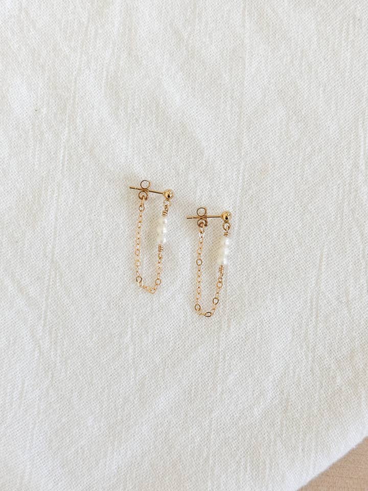 Orecchini a catena con perle per la vendita all'ingrosso da parte di Laine Honolulu