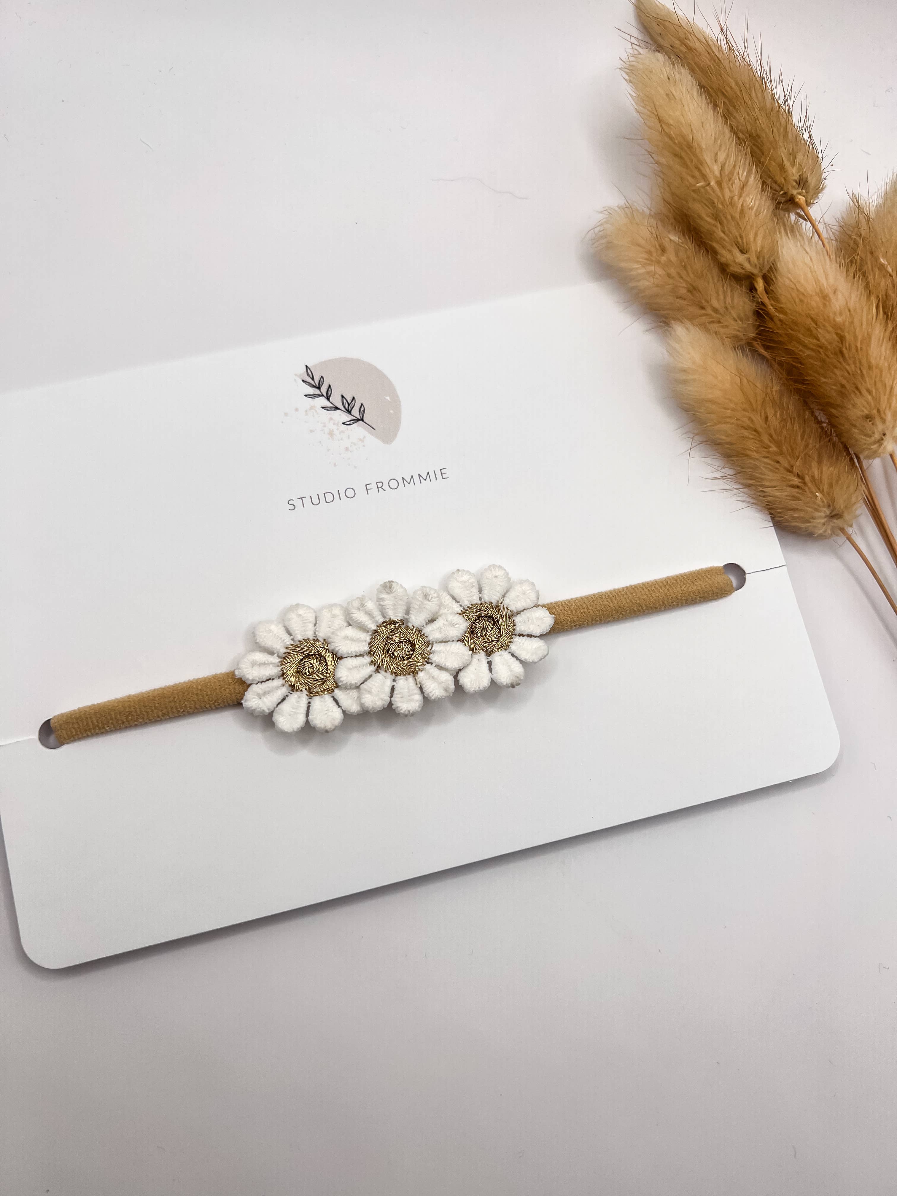 Studio Frommie – Bandana - Bebé por atacado – Tiara Daisy com detalhes em dourado2