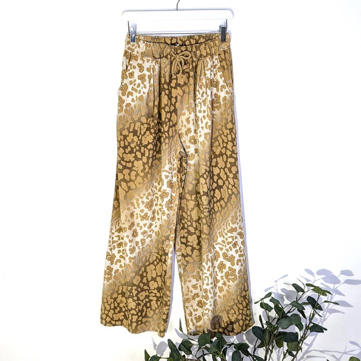 Pantalon en velours côtelé fin et doux à imprimé animal, coupe décontractée pour la vente par Tempest Designs