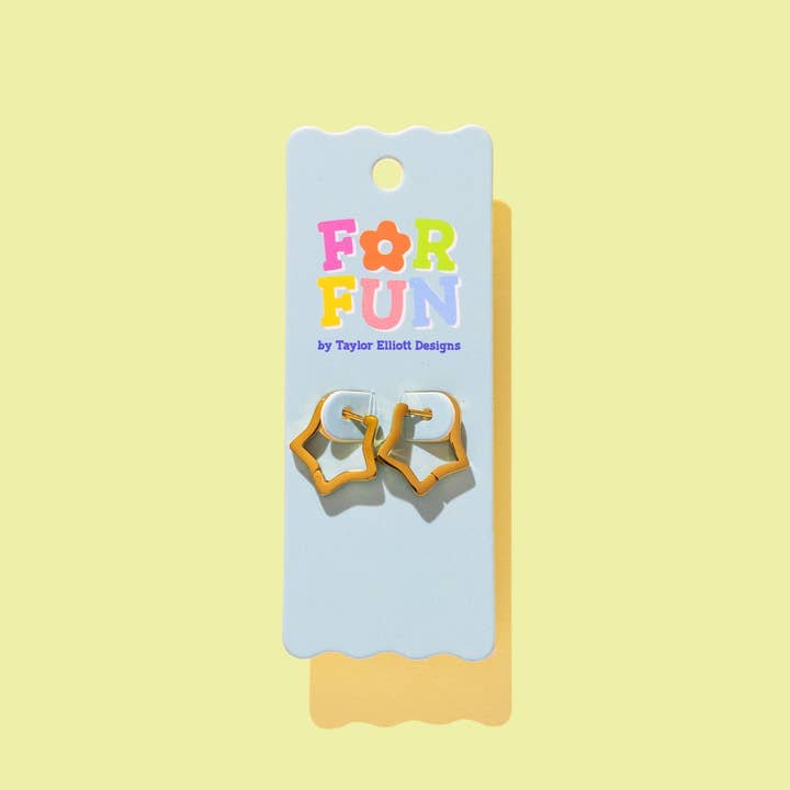 FÖR SKOJ - Huggie Örhängen - Guldstjärnor - Heidi för wholesale av Taylor Elliott Designs