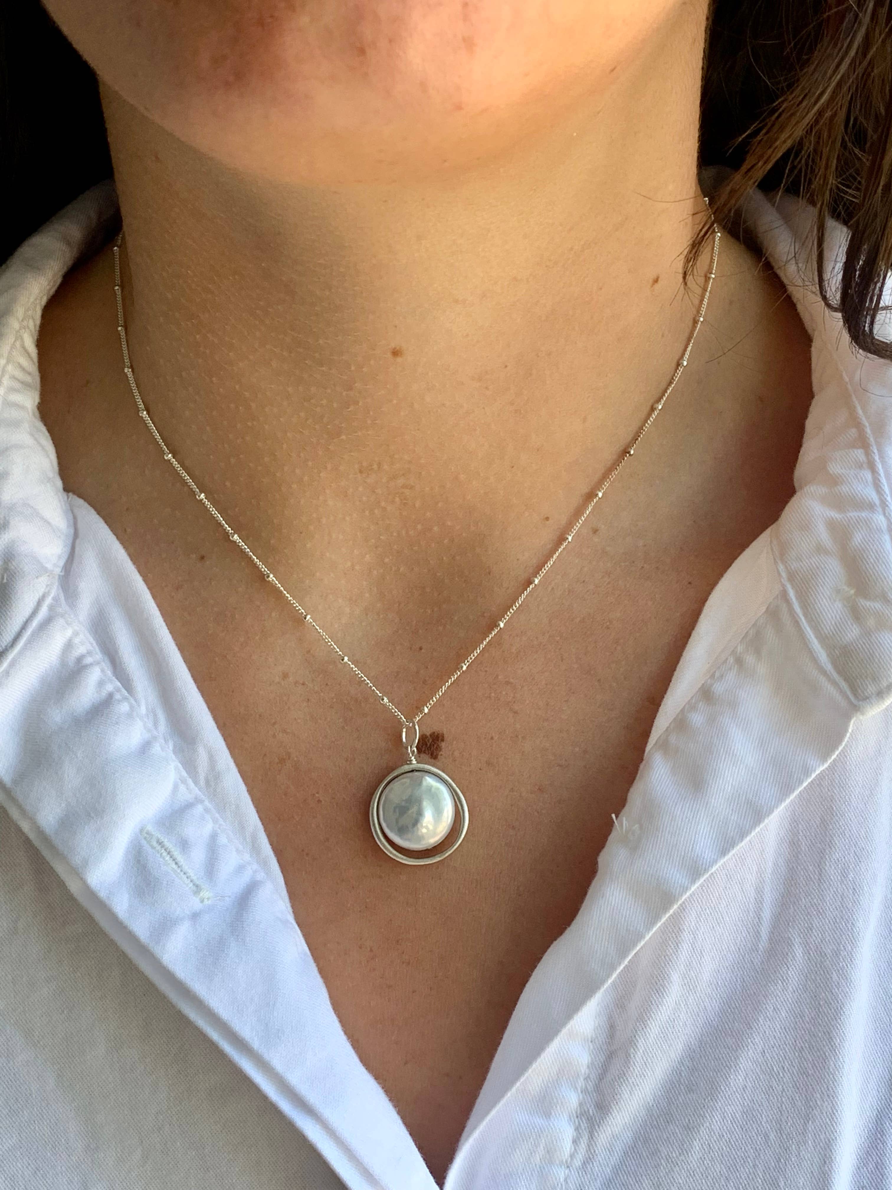 Philippa Roberts – Großhandel Kette mit Anhänger/Charm – Offener Kreis mit großer Perlenkette in Silber oder Vergoldung2