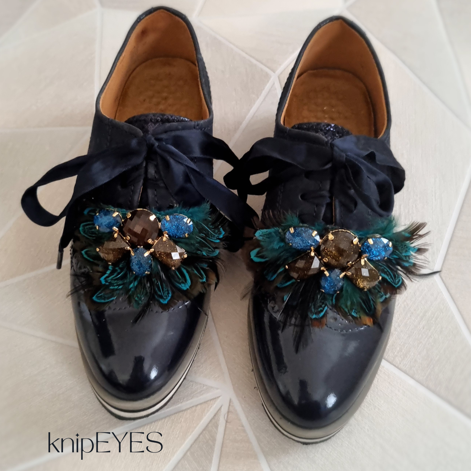 knipEYES – wholesale Shoe jewellery – Women’s – Shoeclips & Fashionclips Feather - Blue/Grey (per pair)2