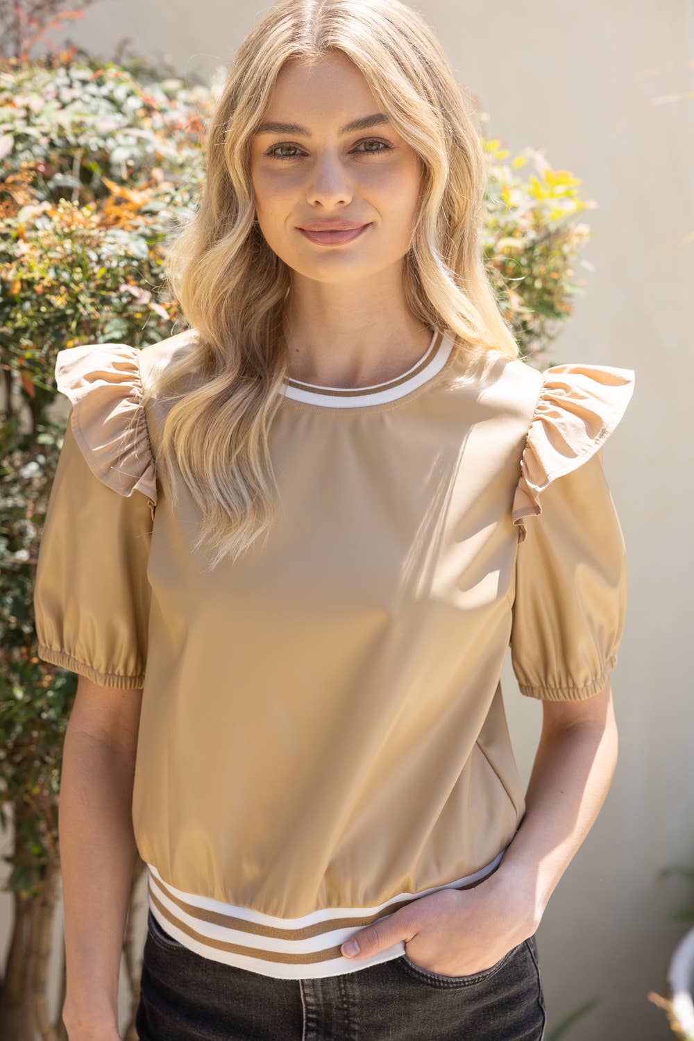 VOY – Blusa - Mulher por atacado – 34534 Blusa com pulseira listrada em pele sintética com babados1