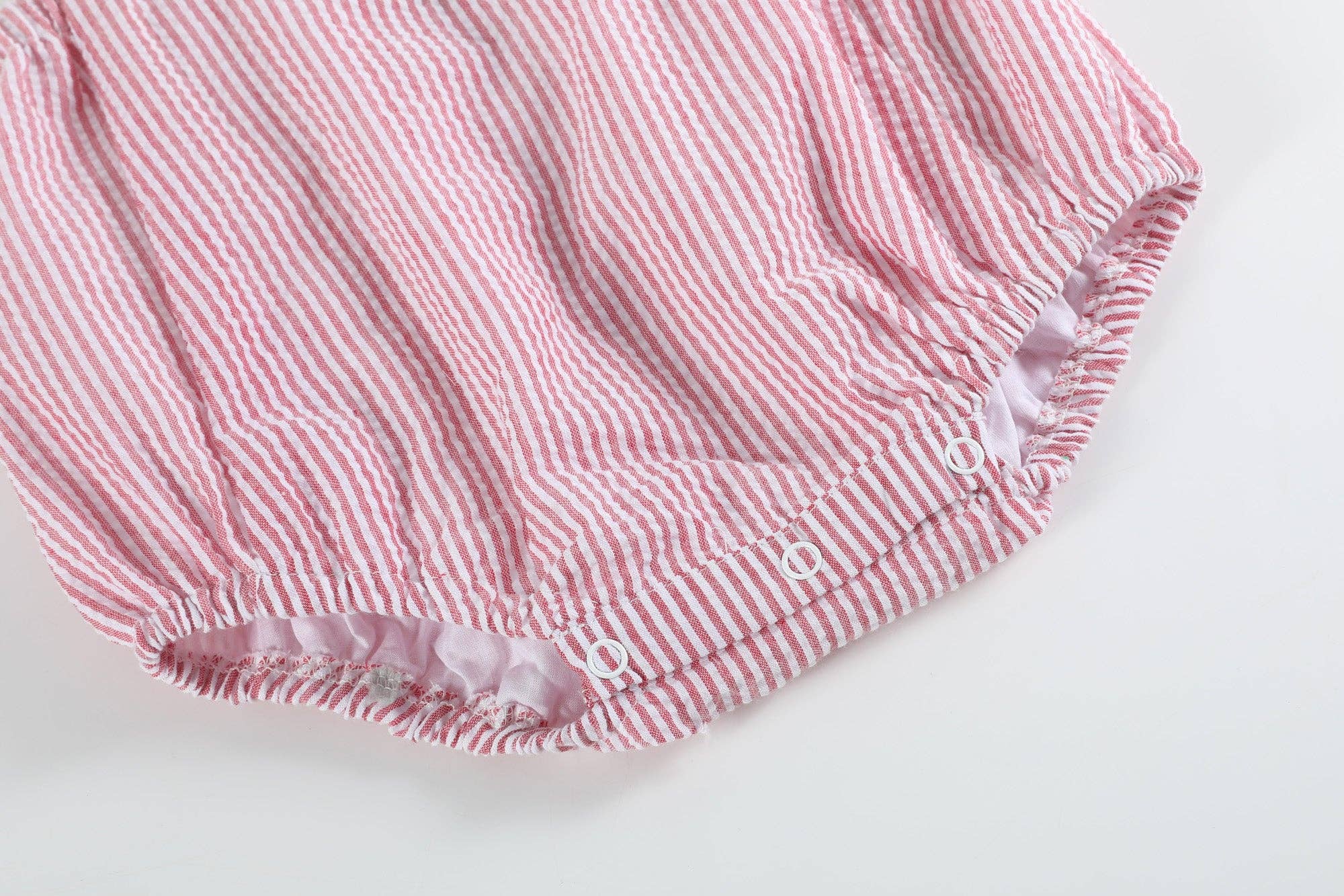 Lil Cactus – Engroshandel Bodysuit - Baby – Rød Seersucker Jordbær Ruffle Romper4