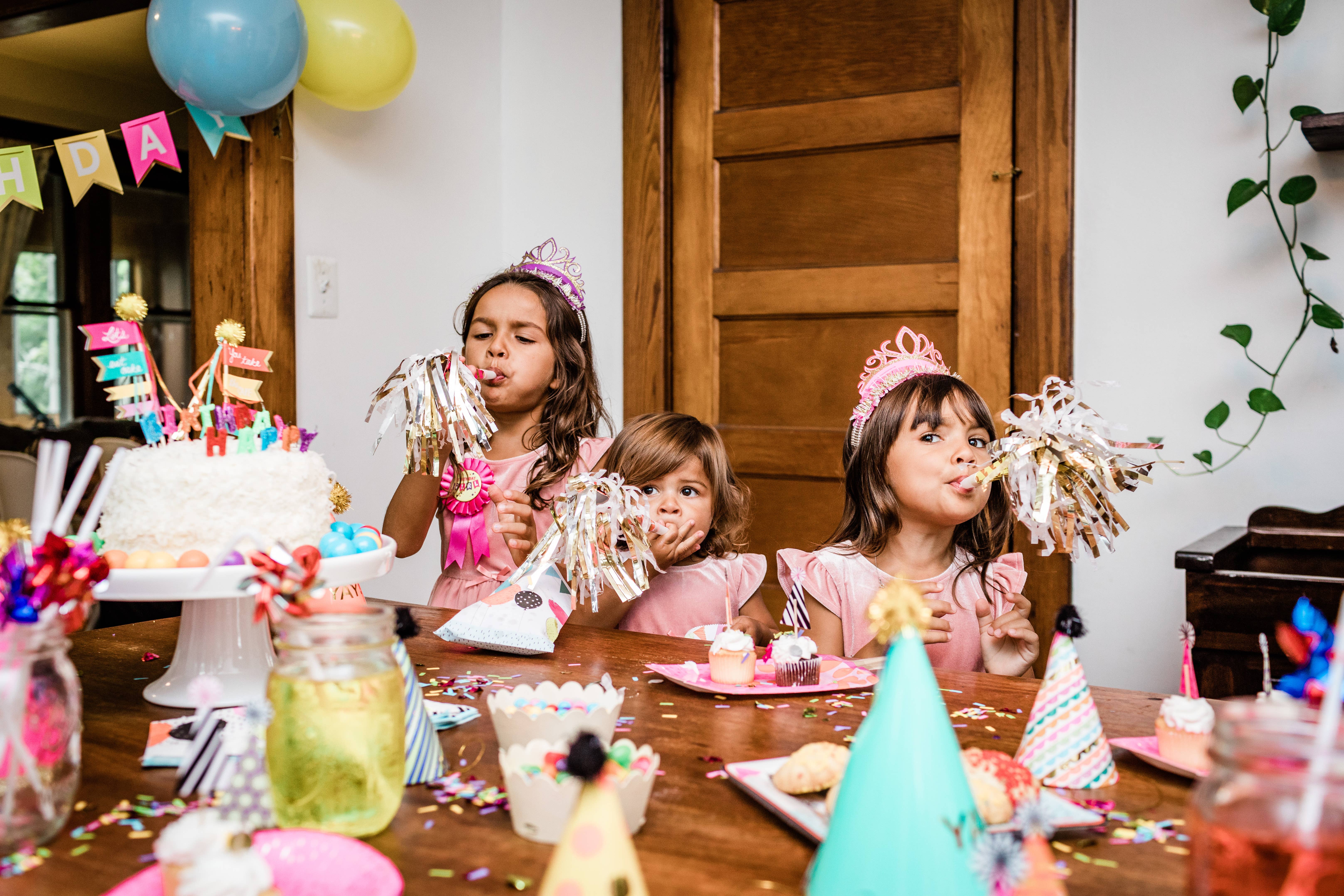 Party Partners - Wholesale Party Favor - Striped Party Horns4