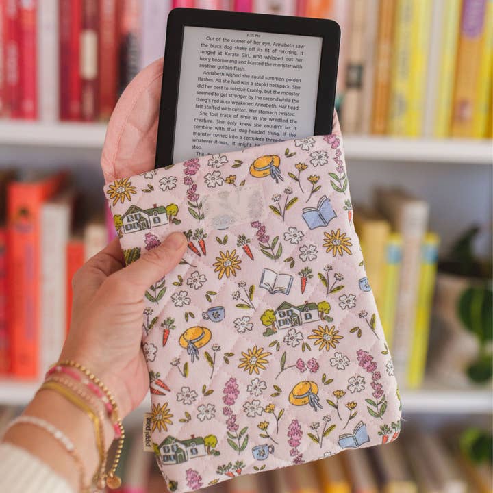 Pippi Post - Wholesale Book Cover - Anne of Green Gables Avonlea Quilted E-Reader Case3