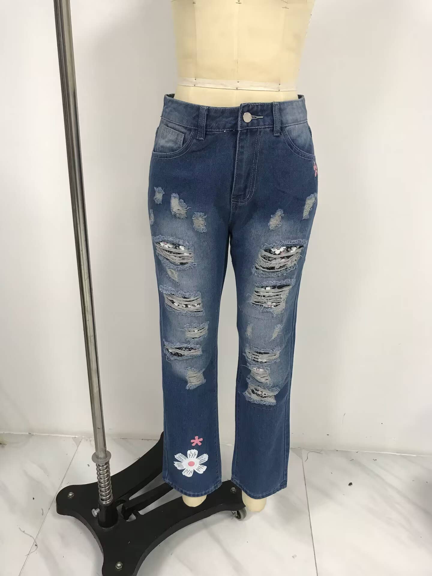 Tourtiwi – wholesale Jeans - Dam – Damjeans med blommigt tryck och slitningar17