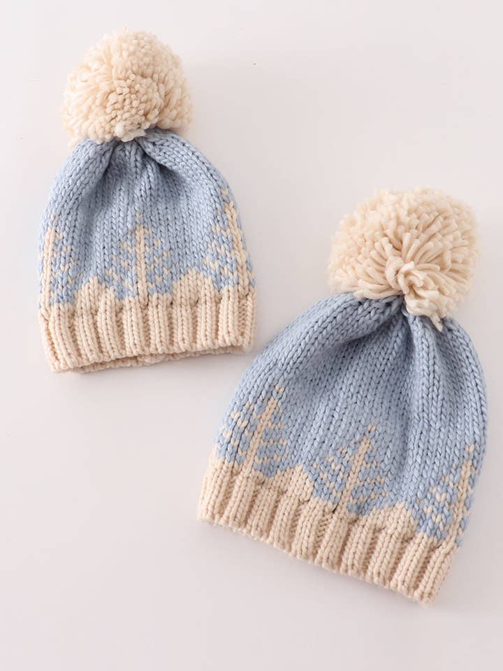 Bonnet en câble avec pompon bleu pour sapin de Noël pour la vente par Mom & Co.