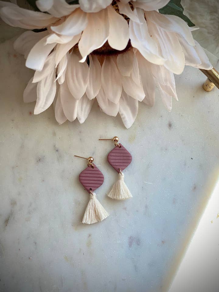 Orecchino pendente in argilla con nappine color malva a costine in stile boho per la vendita all'ingrosso da parte di Clay & Confetti Co.