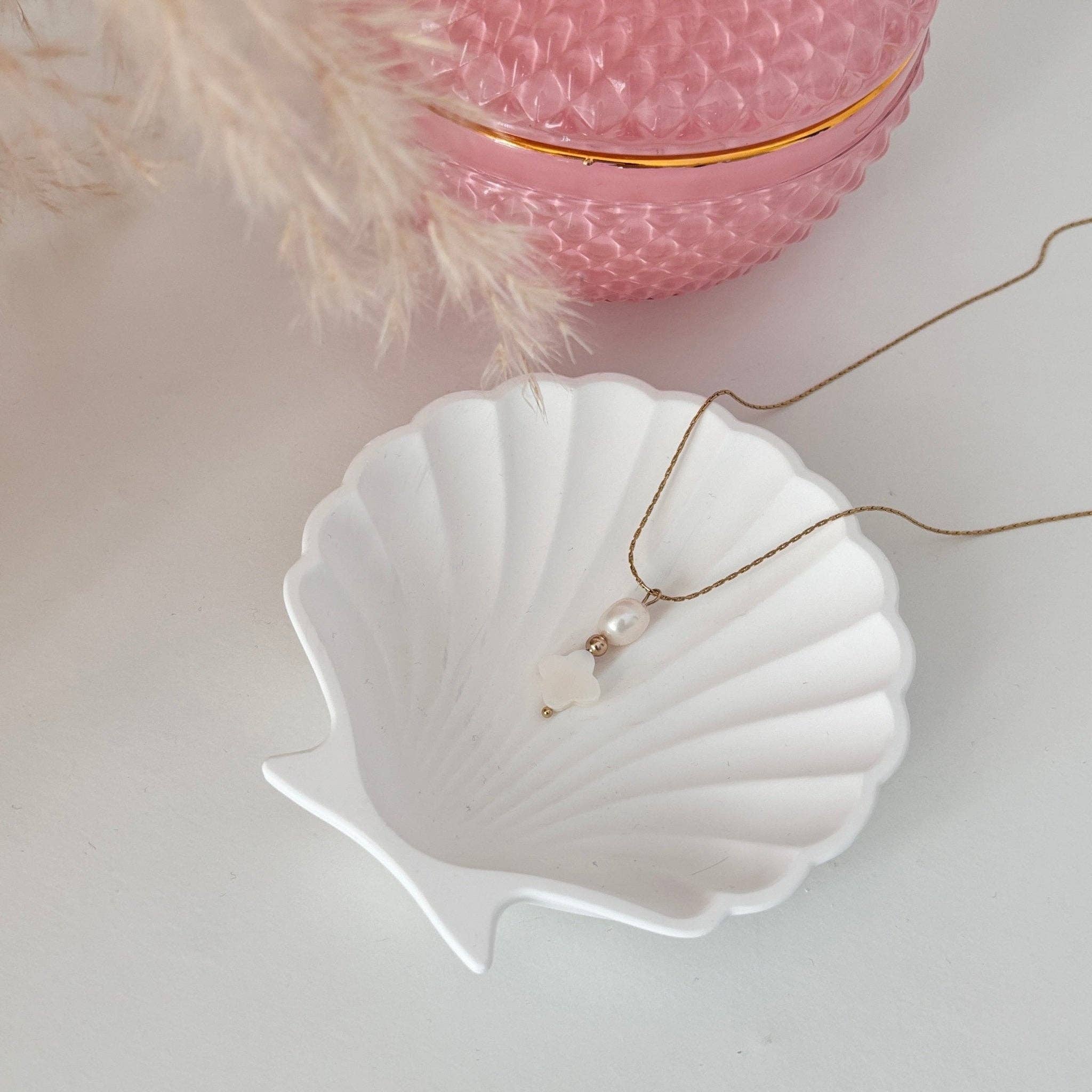 DUESTELLE ITALIA - Wholesale Pendant/Charm Necklace - Fleur de Pearl - White Four-Leaf Clover Necklace2