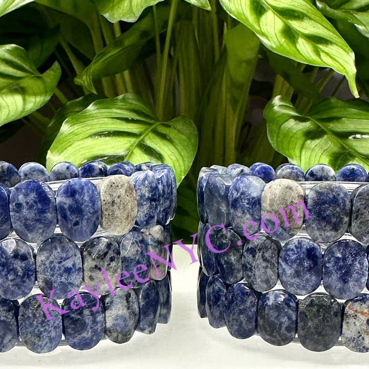 Pulsera elástica facetada de sodalita natural de 7,5” 15 mm para venta al por mayor de KayleeNYC