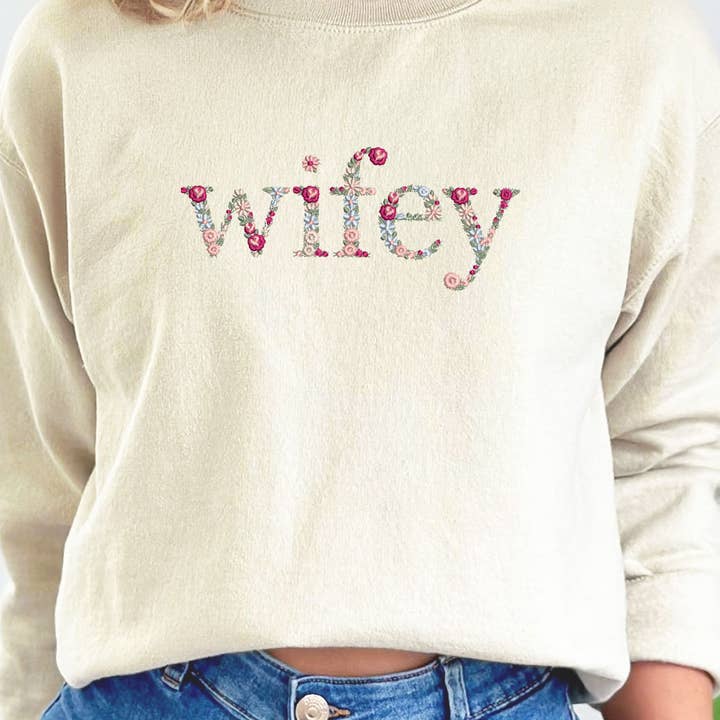 Floral Wifey broderad fleecetröja för wholesale av Kissed Apparel