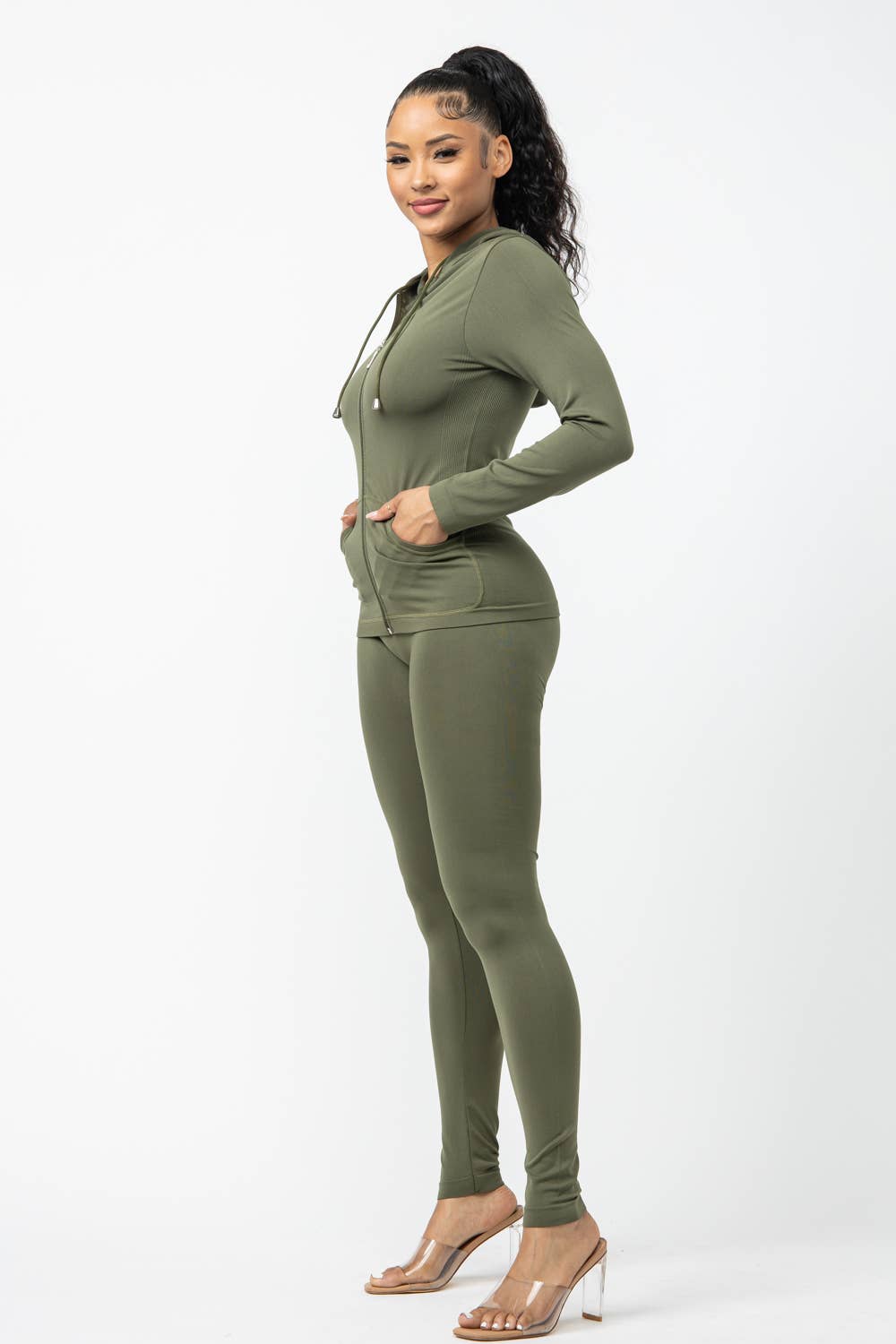 Julia by LoveJ – Großhandel Set aus Oberteil und Hose (NICHT Loungewear) – Damen – Nahtlose Kapuzenjacke und Leggings mit Reißverschluss22