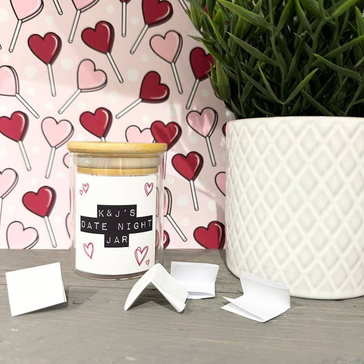 WinsterCreations™ – Engroshandel Krukke – Personlige initialer Date Night Jar - Valentinsdag krukke - Romantisk gave til nogen speciel - Pargave - Date Jar1