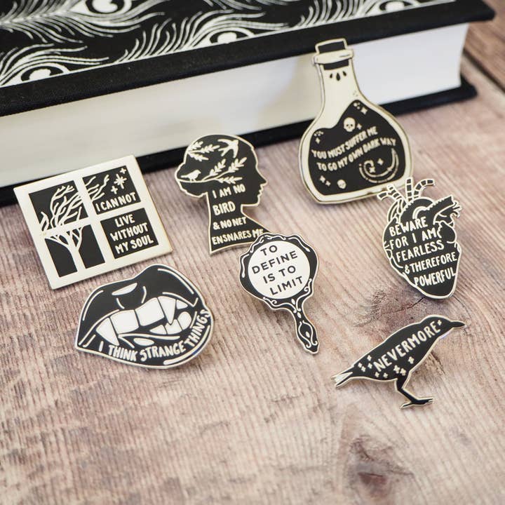 LiteraryEmporium - Venta al por mayor Botón/prendedor - Pin esmaltado de The Raven Edgar Allan Poe, colección gótica