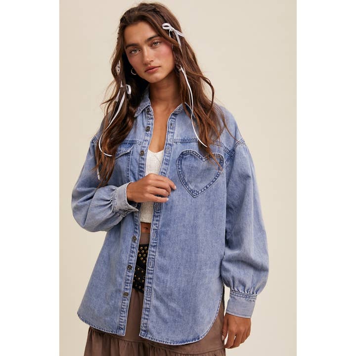 Chemise en jean surdimensionnée avec poche cœur ludique et vintage Ligh pour la vente par Apolline
