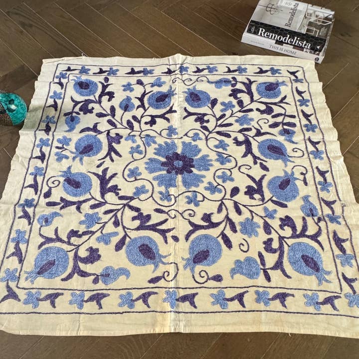 Textile Suzani Brodé à la Main – Carré de 100 cm | Coton Crème avec Broderie en Soie Lilas et Bleue pour la vente par Wildash London