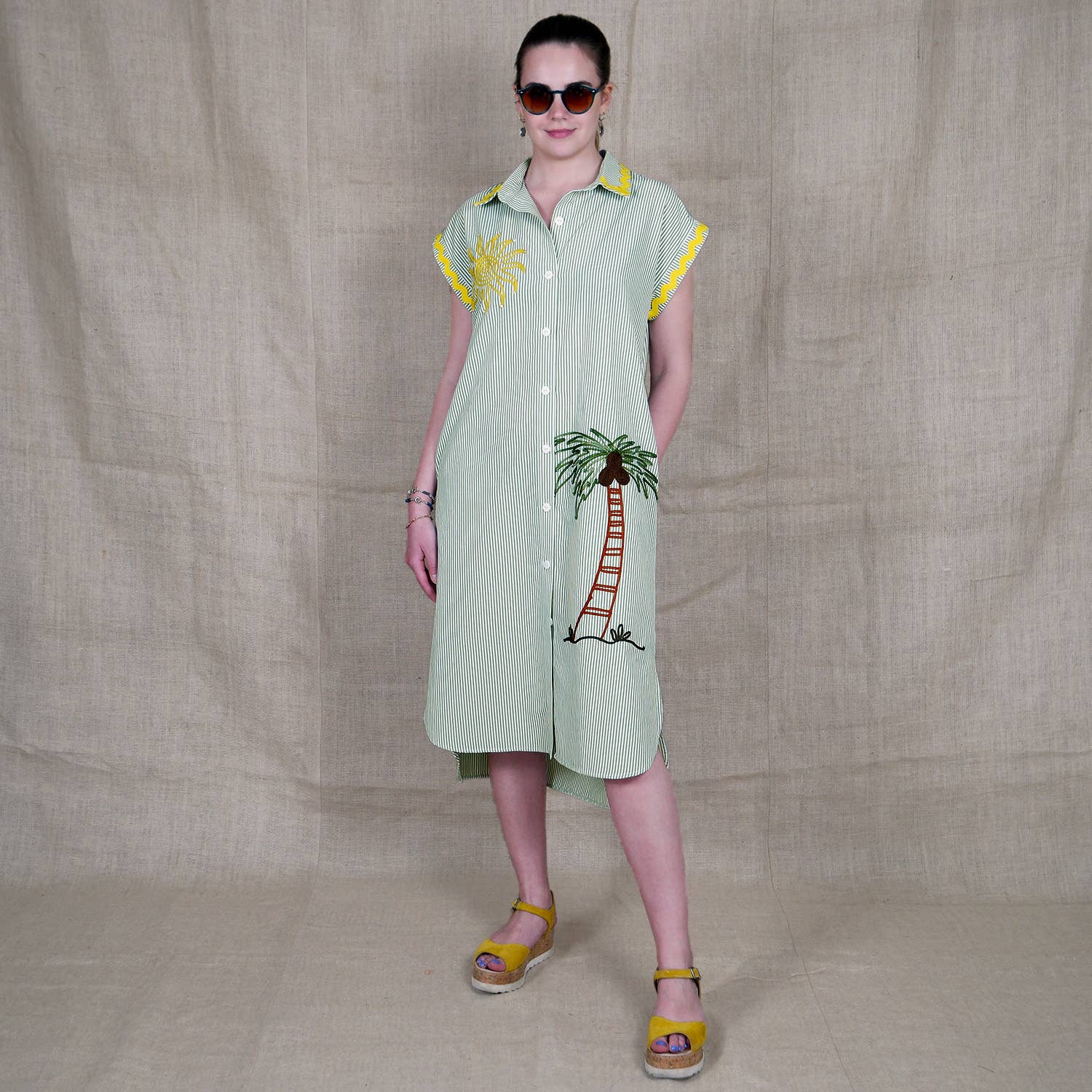 Lalipop Design – Großhandel Kleid – Damen – Nadelstreifen-Hemdkleid aus Baumwolle mit Sun & Palm Tree Stickerei1