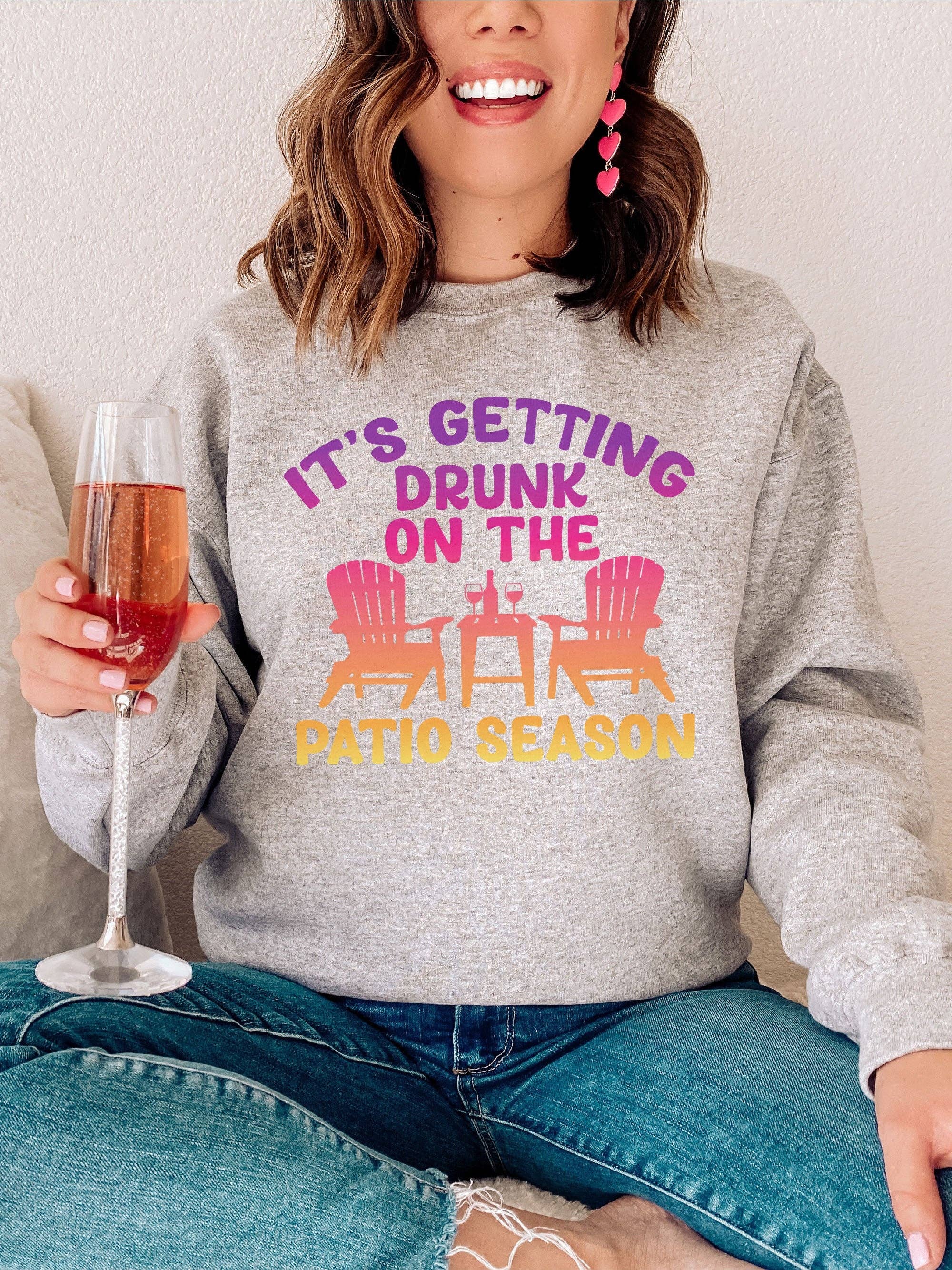 Hectic Rebellion – T-shirt estampada - Mulher por atacado – Está a Chegar-se Bêbado Na Temporada do Pátio3