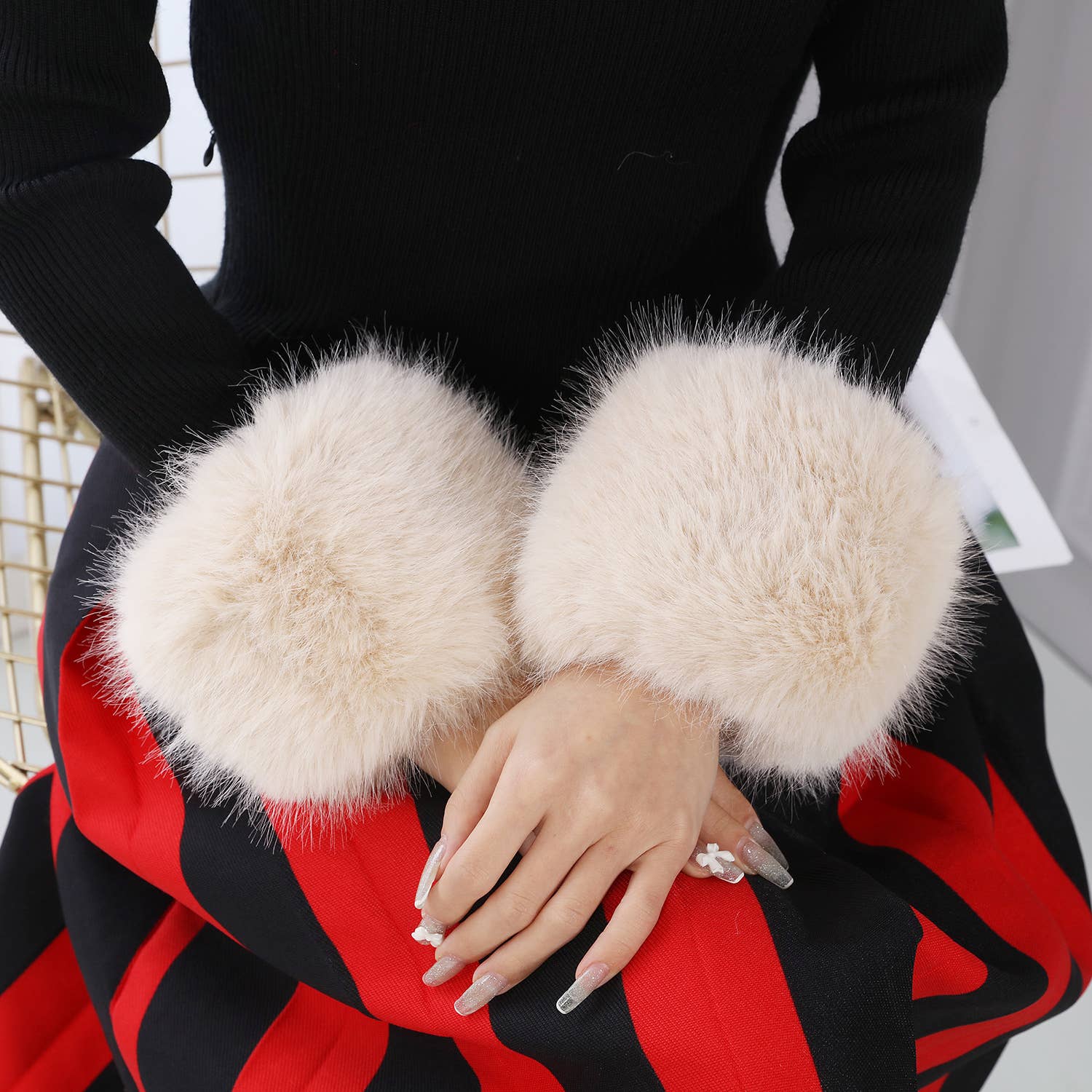PEACH ACCESSORIES - Wholesale Fur/Faux Fur Coat - Women's - Glamorous Faux Fur Cuffs 00820