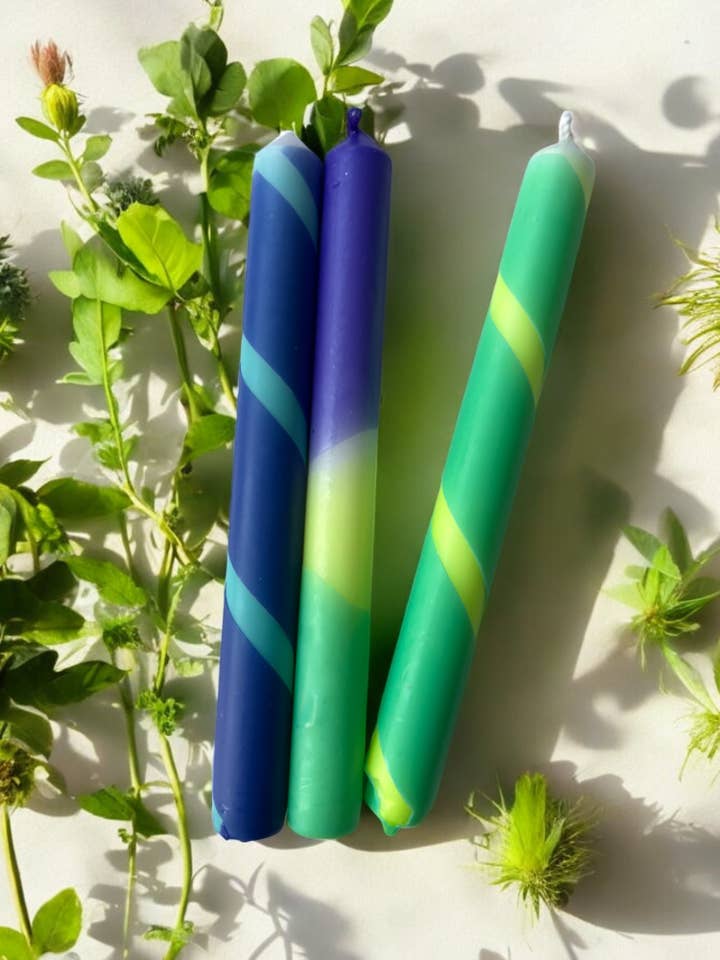 Trio de bougies de dîner à teinture dégradée JADE SKIES pour la vente par The Colour Emporium