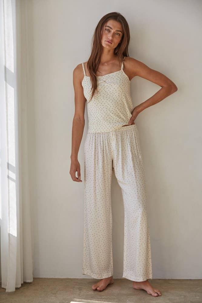 Crema L8553 | Top camicia con scollo a V in jersey di cotone lavorato a maglia con motivo floreale pointelle in vendita all'ingrosso su Faire1