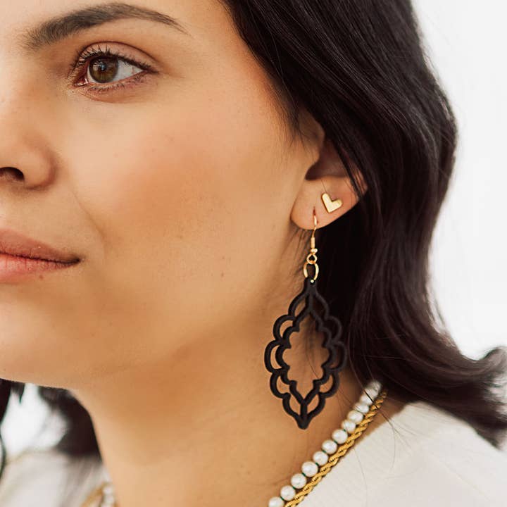 Steel & Clover – wholesale Solitärörhängen – Heart Valley Stud örhänge2