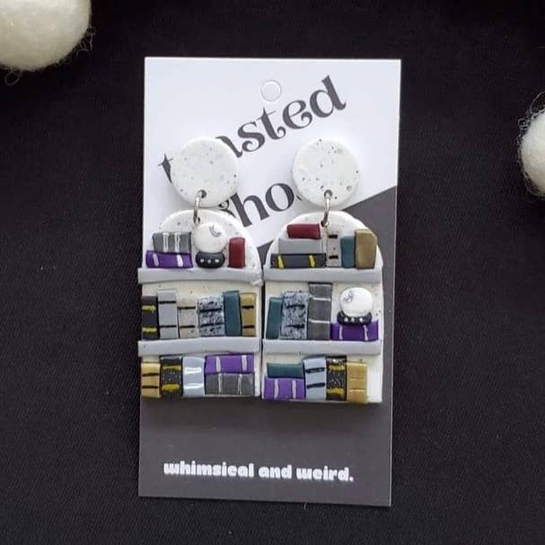 Gruselige Bücherregal-Ohrringe aus Polymer Clay für den Großhandel von Toasted Ghost