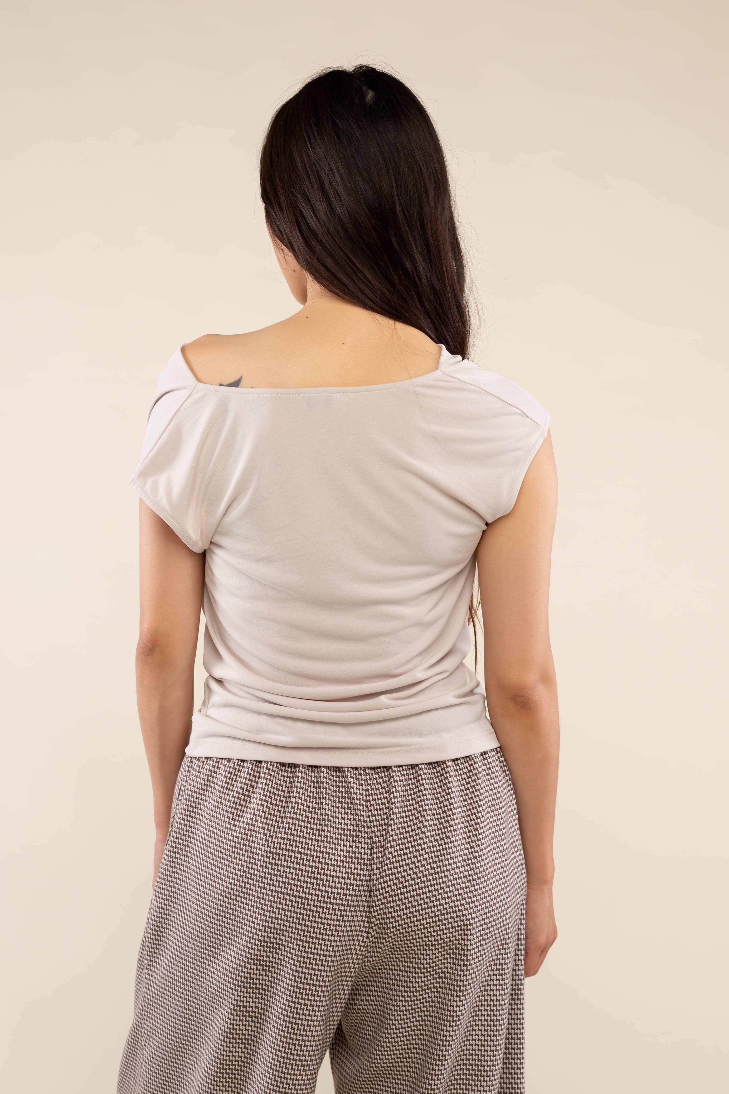 NLT – Großhandel Strickoberteil – Damen – Sato Cupro Top mit Wasserfallausschnitt und schulterfreiem Design9