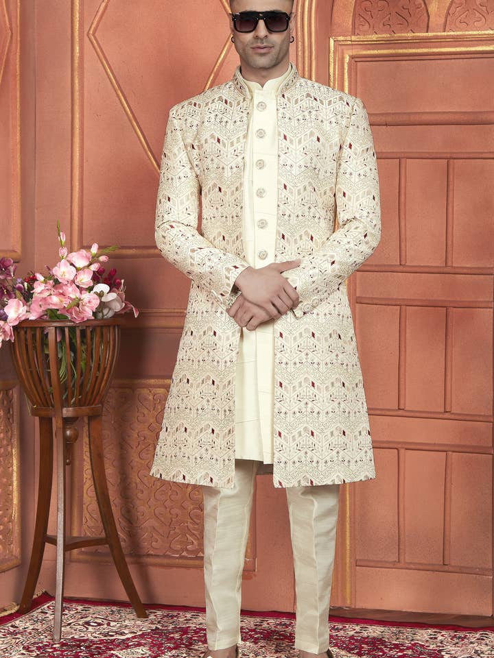 Sherwani Tradizionale Indo Occidentale in Seta Artificiale Crema con Giacca e Pantaloni per Uomo per Matrimonio - Ricamo a Filo per la vendita all'ingrosso da parte di HATKE BRIDE