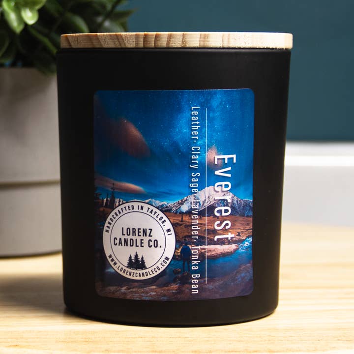Vela Everest de 11 onzas (cuero, salvia y lavanda) para venta al por mayor de Lorenz Candle Co.