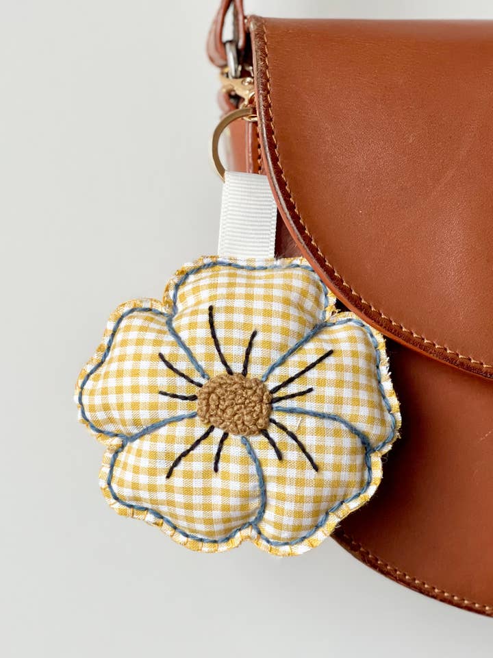 Chaveiro bordado - flor xadrez amarelo/branco por atacado de Les Yeux fripons
