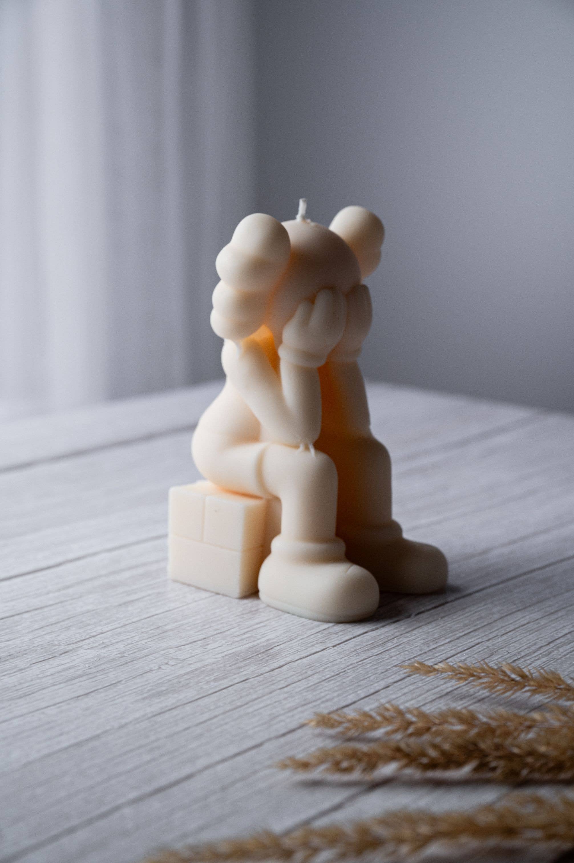 Allure CA - Venta al por mayor Velas de diseño llamativo - Figura Vela KAWS 'Passing Through' Companion7