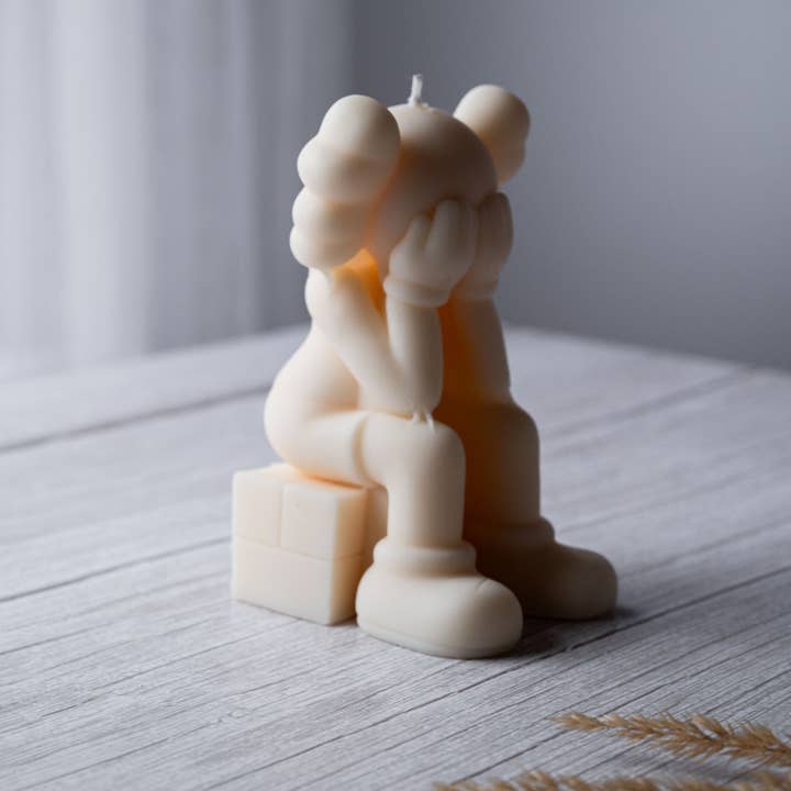 Allure CA - Venta al por mayor Velas de diseño llamativo - Figura Vela KAWS 'Passing Through' Companion7