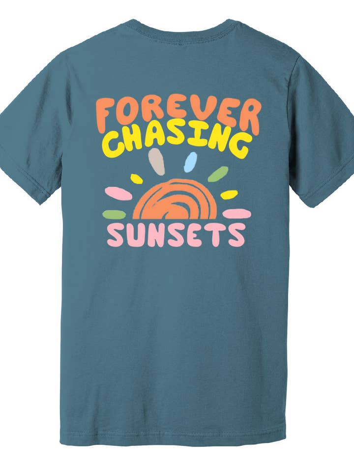 Forever Chasing Sunsets - T-shirt graphique bleu acier pour la vente par TnT Apparel