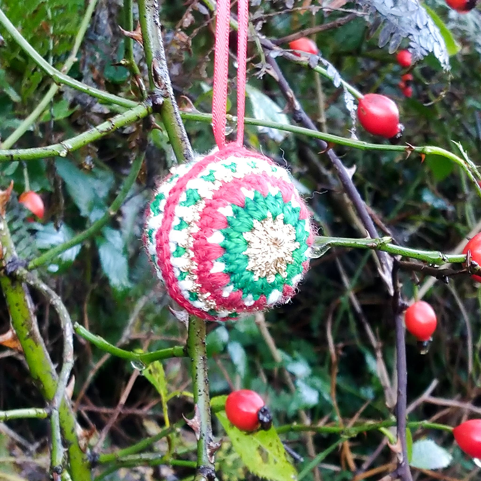 Pineapple Fibre Art – wholesale DIY craft kit – KIT - Crochet Bauble Kit1