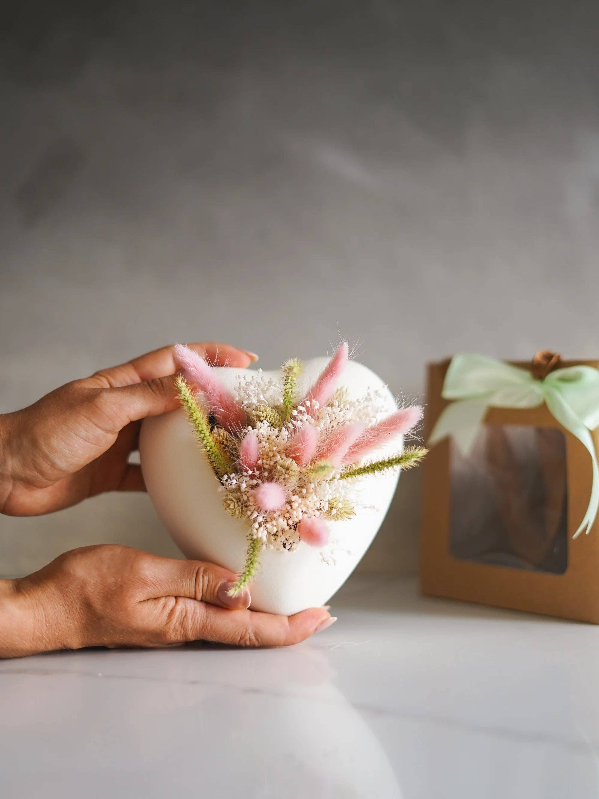 CerAmor Cerâmica - Venta al por mayor Tarros decorativos - Caja Amor en cerámica con ramo de flores secas0