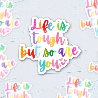 Quirky Latina Co - Vente Autocollant - Autocollant vinyle imperméable Life is tough but so are you1