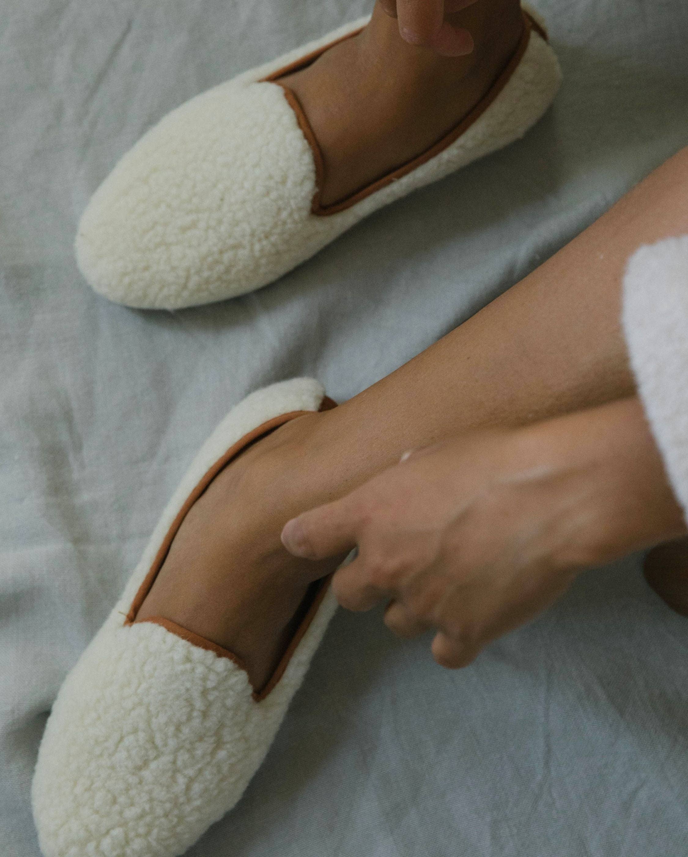 Angarde - Wholesale Slippers - Women's - Women's wool boucle slipper, white camel3