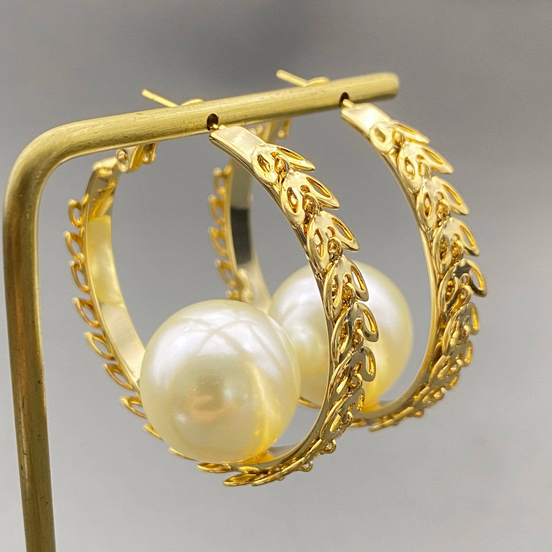 Mio Queena - Wholesale Hoop Earrings - Big Pearl 18K Gold Plated Wheat Shape Hoop Earrings