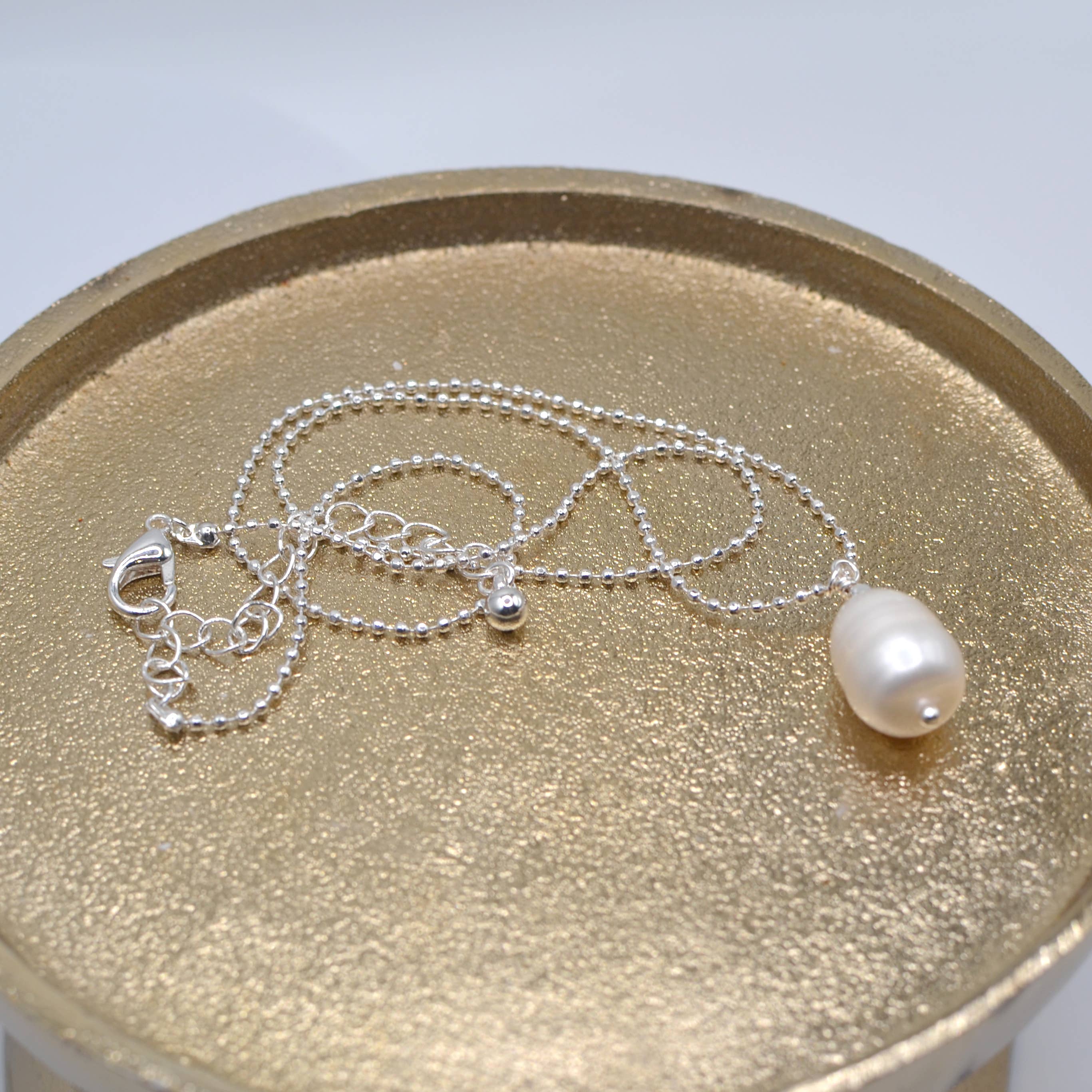 StarryNYC – Großhandel Kette mit Anhänger/Charm – Perlenanhänger in Tropfenform mit Kugelkette, zierliche Halskette4