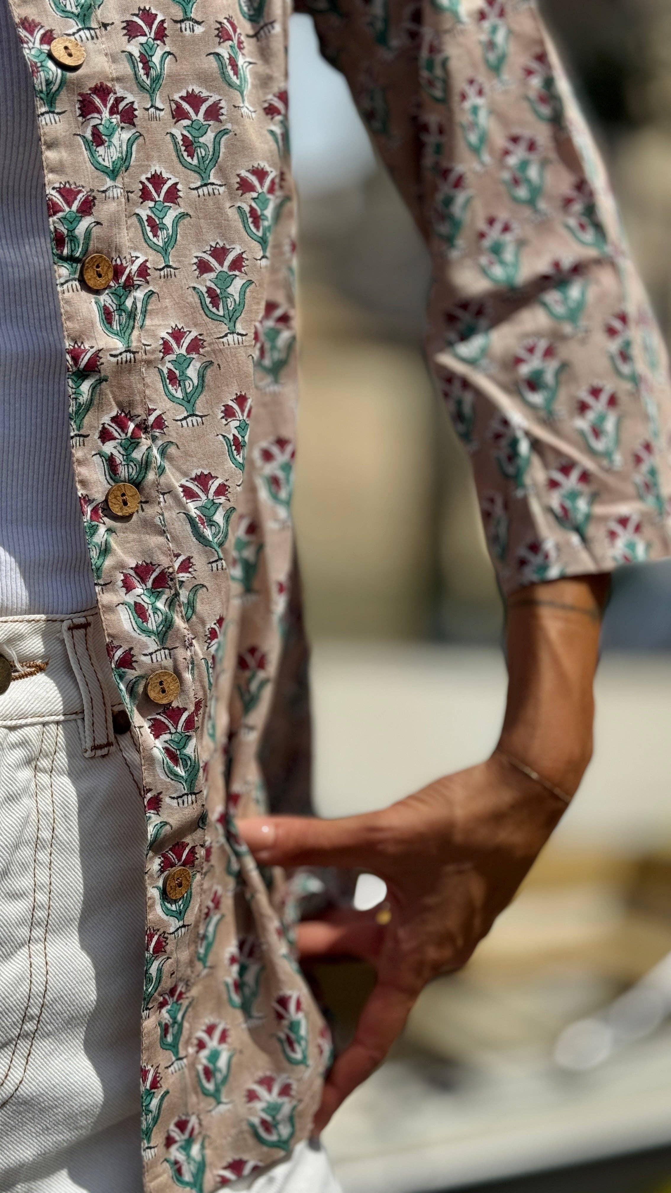 MALINI FASHION DESIGN PRIVATE LIMITED - Wholesale Button Down Shirt - Women's - Camicia Donna in Cotone Indiano Block Print – Beige con Fantasia Floreale, Maniche 3/4, Colletto a V, Bottoni in Legno7